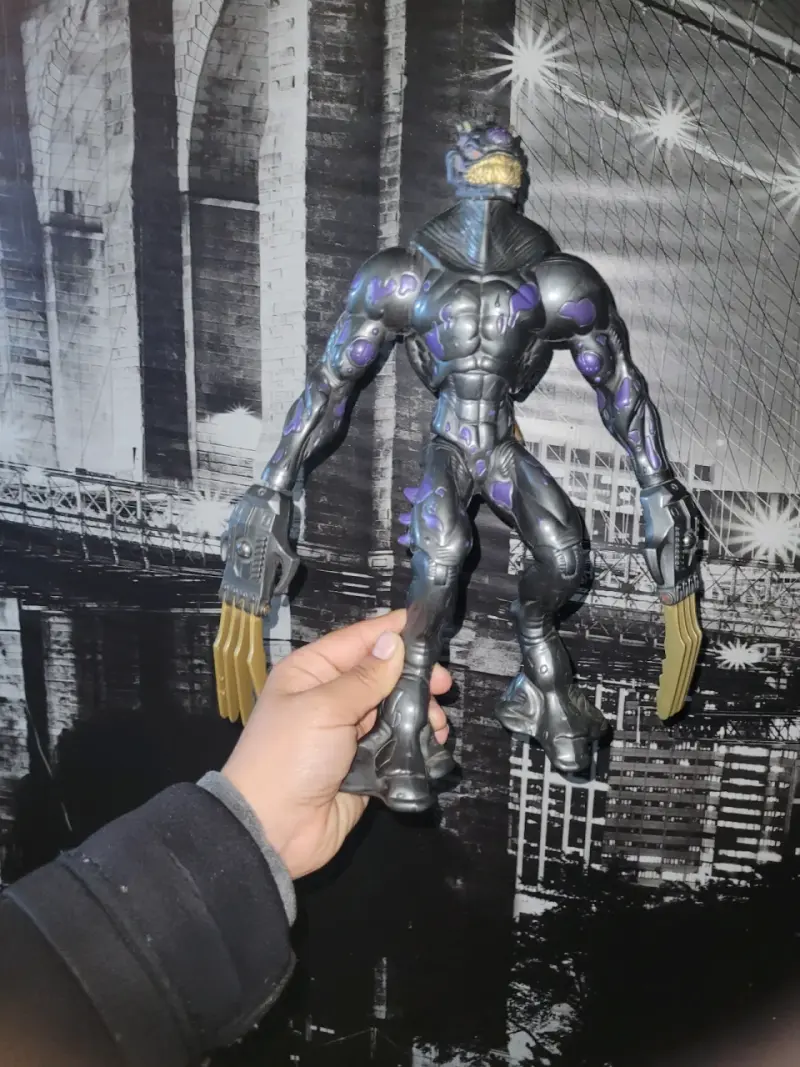 Figura de acción alienígena con garras