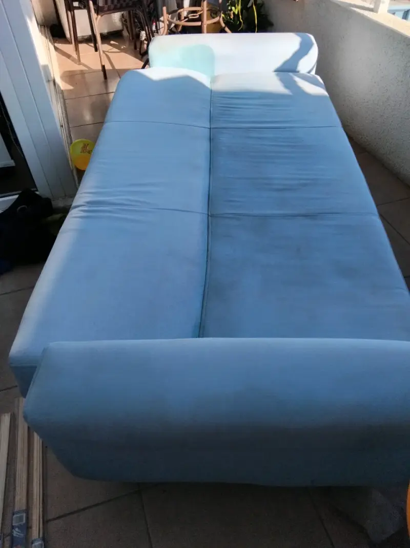 Sofá cama celeste bueno con detalles - 1