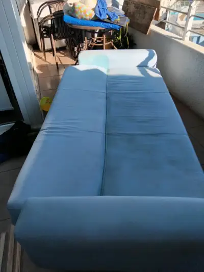 Sofá cama celeste bueno con detalles - miniatura 2