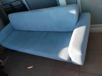 Sofá cama celeste bueno con detalles - miniatura 3