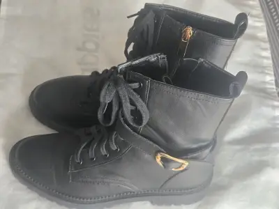 Botas negras de cuero con cierre lateral - miniatura 3