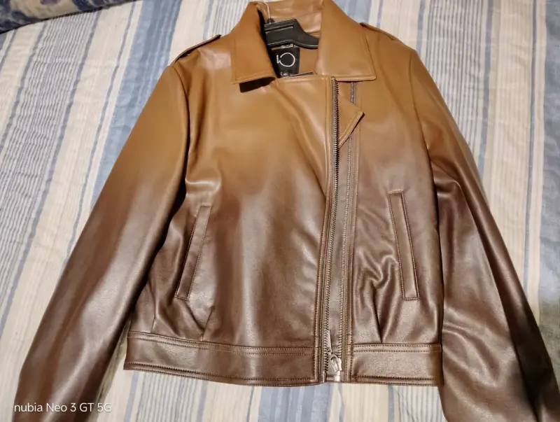 Chaqueta de cuero marrón para mujer