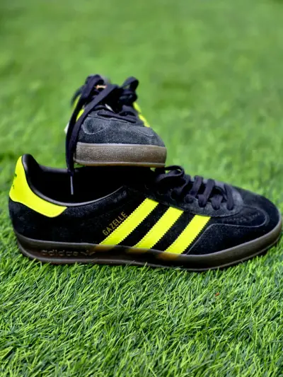 Zapatillas Adidas Gazelle negras y amarillas - miniatura 1