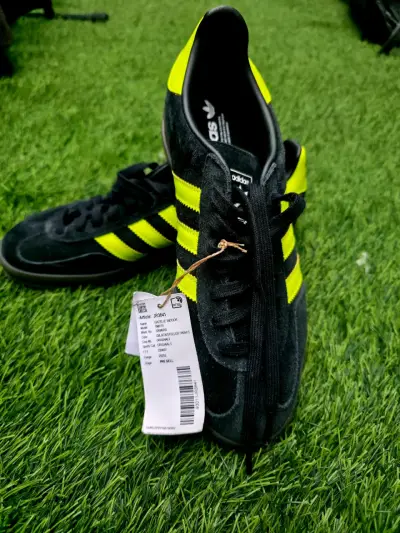 Zapatillas Adidas Gazelle negras y amarillas - miniatura 2