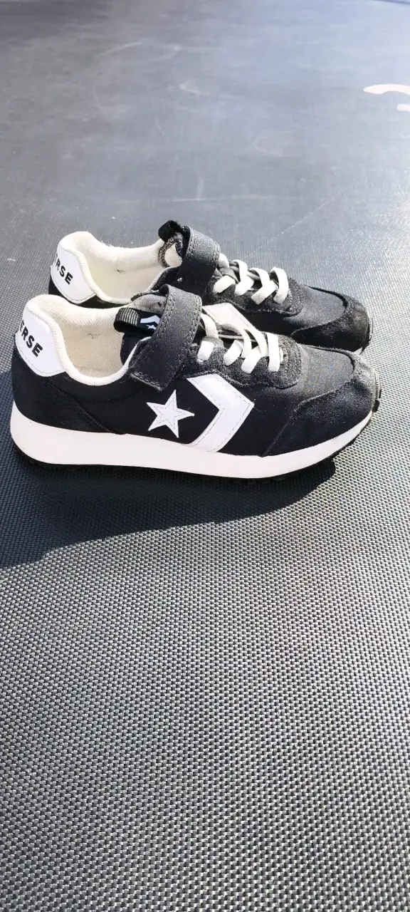 Zapatillas negras Converse para niños