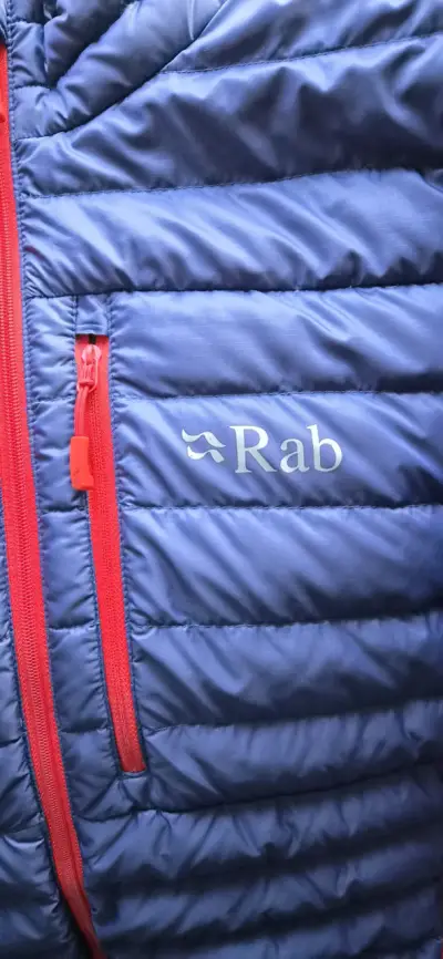 Chaqueta acolchada azul Rab con cierre rojo - miniatura 1