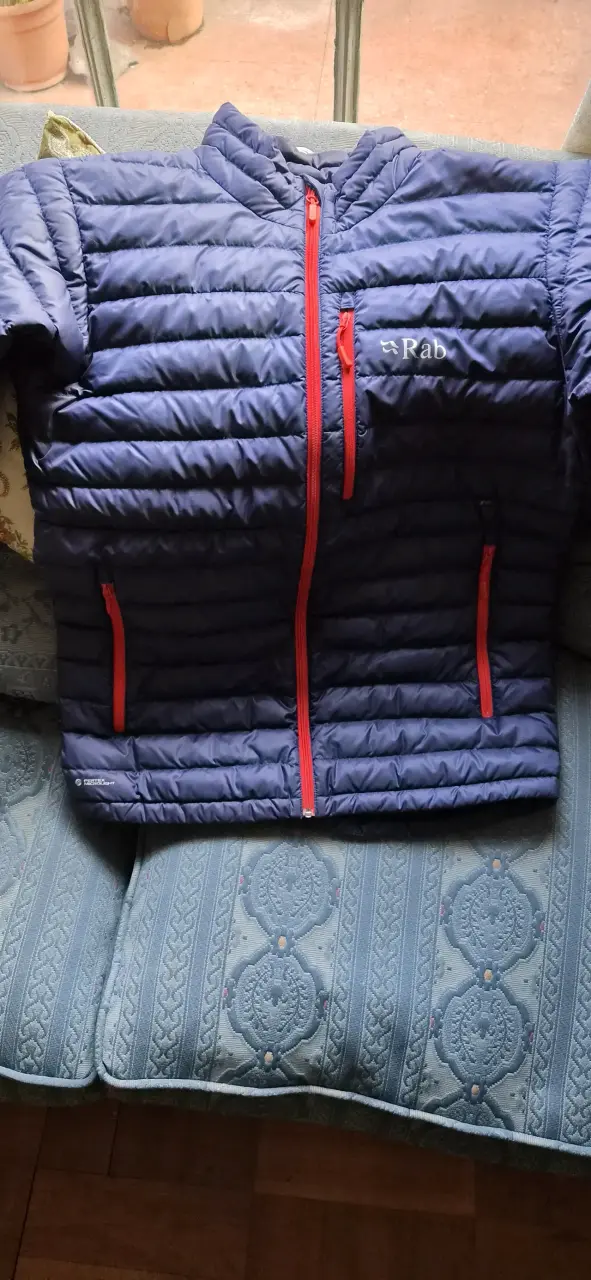 Chaqueta acolchada azul Rab con cierre rojo - 2