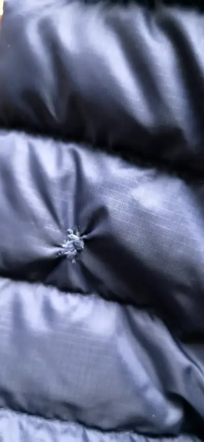 Chaqueta acolchada azul Rab con cierre rojo - miniatura 3