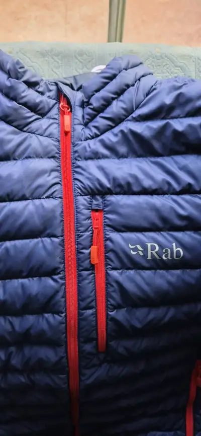 Chaqueta acolchada azul Rab con cierre rojo - miniatura 5