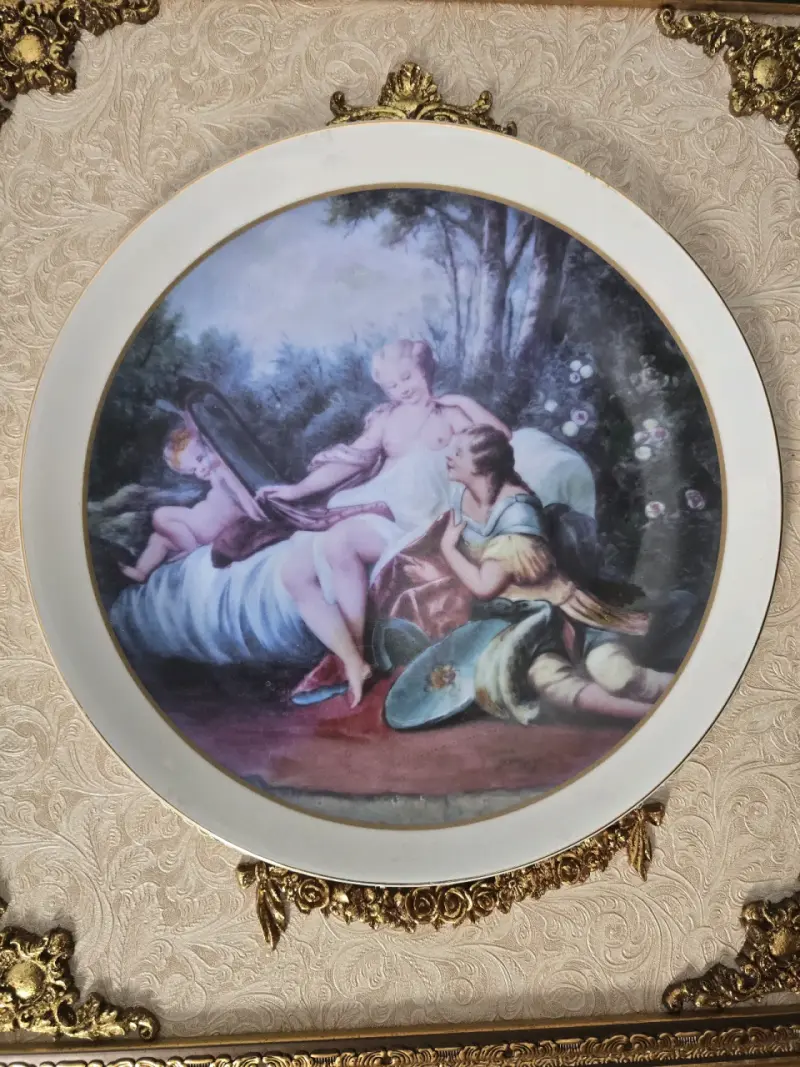 Cuadro Decorativo con Marco Dorado y Placa de Porcelana - 2