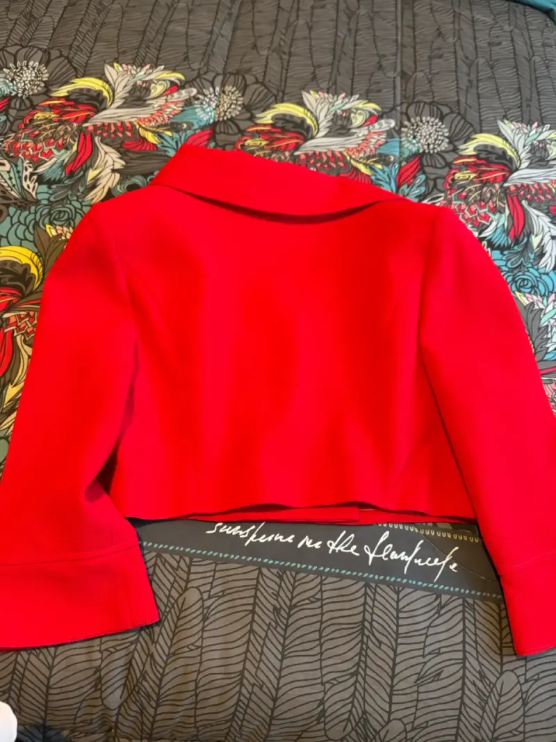 Chaqueta corta roja elegante para mujer - 3
