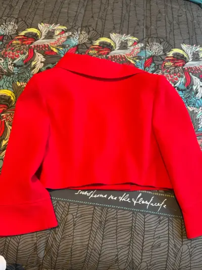 Chaqueta corta roja elegante para mujer - miniatura 3