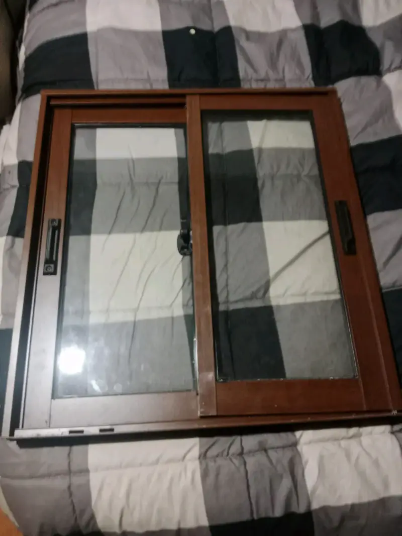 Ventana corredera de madera con vidrio laminado - 1