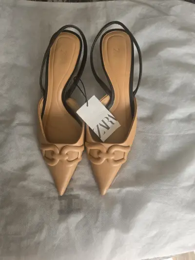 Zapatos de tacón beige con diseño Zara - miniatura 1