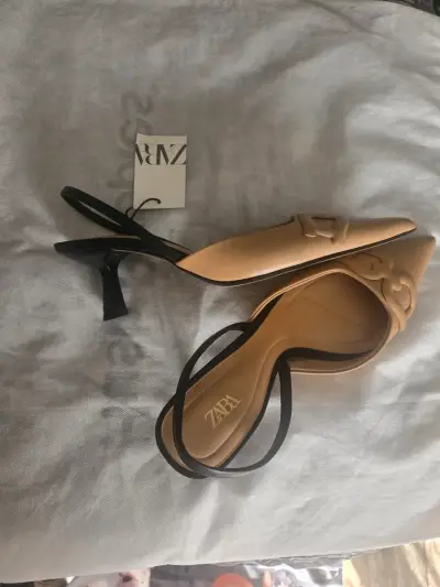 Zapatos de tacón beige con diseño Zara - miniatura 2