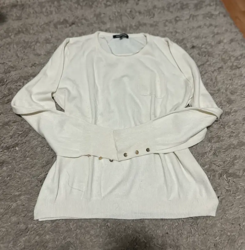 Suéter blanco de mujer con botones decorativos - 1