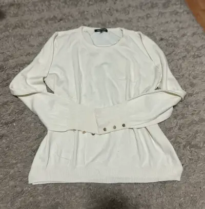 Suéter blanco de mujer con botones decorativos - miniatura 1
