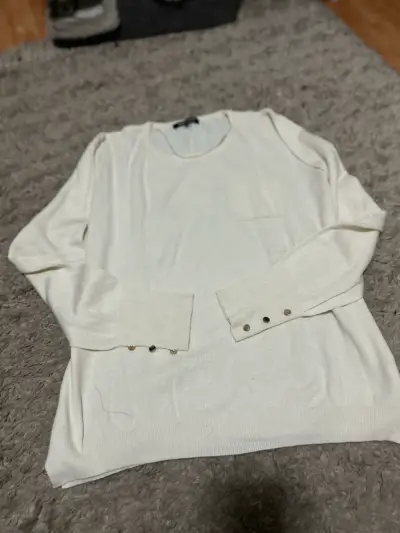 Suéter blanco de mujer con botones decorativos - miniatura 3