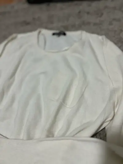 Suéter blanco de mujer con botones decorativos - miniatura 5
