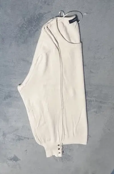 Suéter blanco de mujer con botones decorativos - miniatura 6