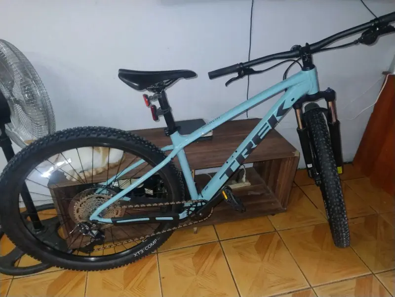 Bicicleta de montaña Trek azul en buen estado - 1