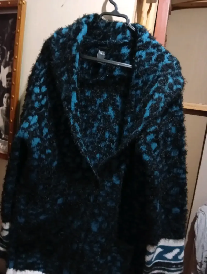 Chaleco de lana negro y azul con diseño