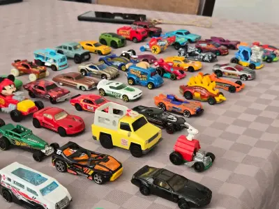 Colección de autos hot wheels y otros - miniatura 1