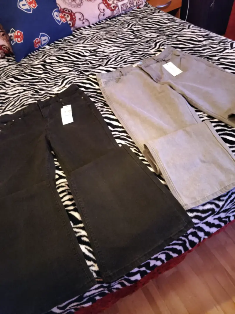 Pantalones de mezclilla para mujer en negro y beige