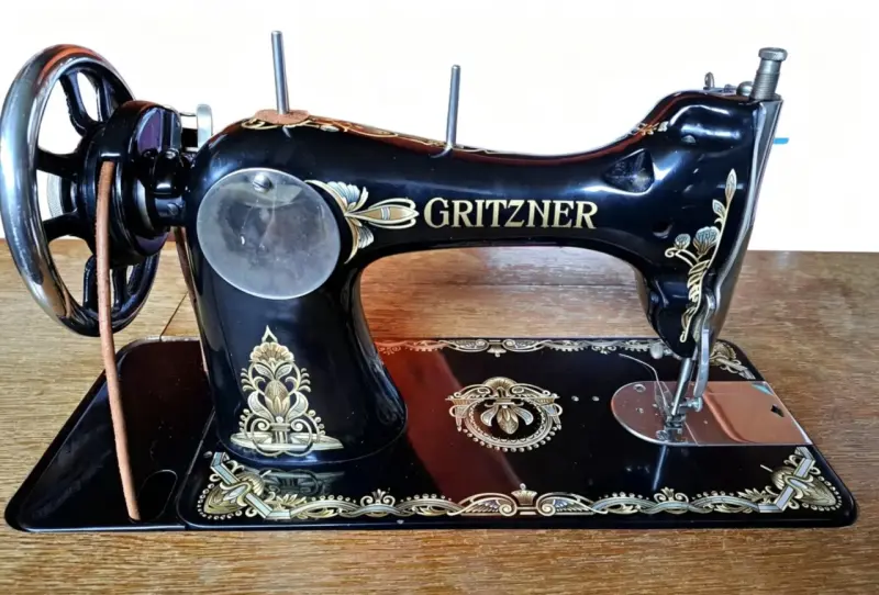 Máquina de Coser Antigua Gritzner con Mesa - 1