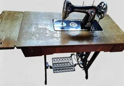Máquina de Coser Antigua Gritzner con Mesa - miniatura 3