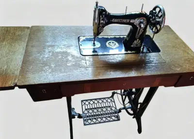 Máquina de Coser Antigua Gritzner con Mesa - miniatura 4