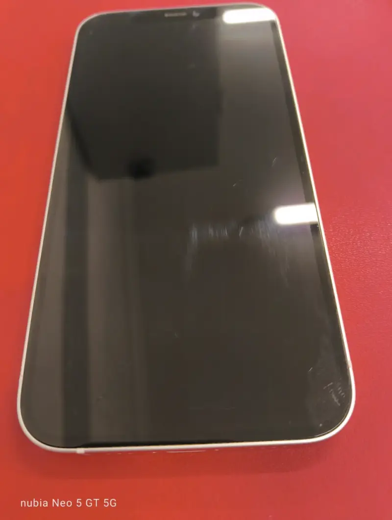 iPhone 12 Blanco en Buen Estado - 2