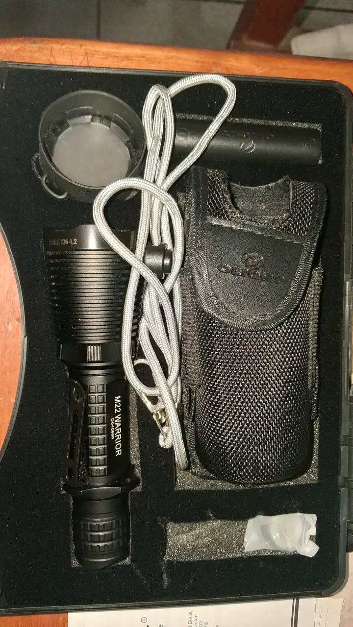 Linterna táctica Olight M22 Warrior con estuche - 1