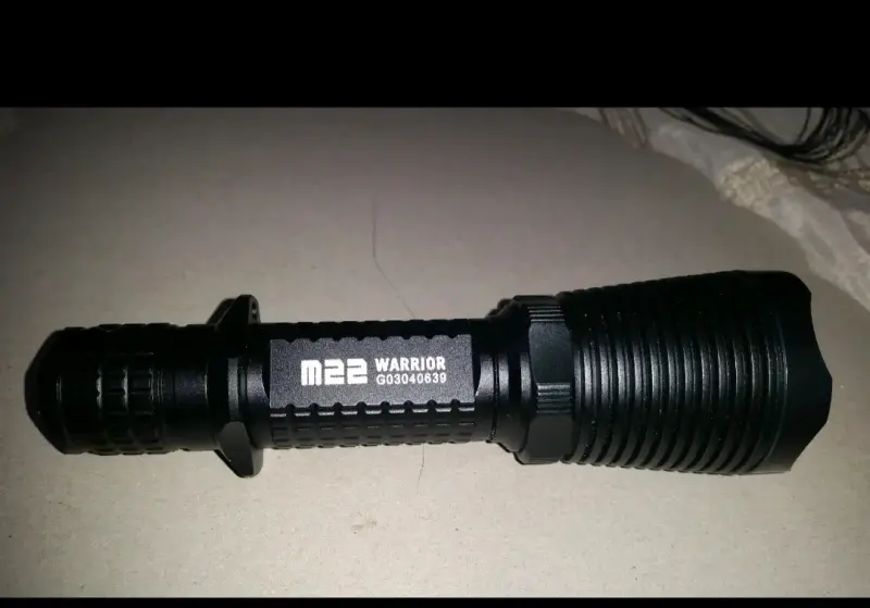 Linterna táctica Olight M22 Warrior con estuche - 2