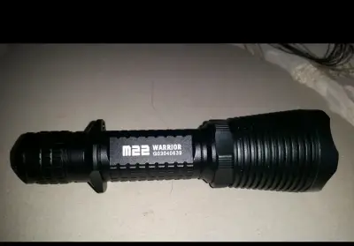 Linterna táctica Olight M22 Warrior con estuche - miniatura 2