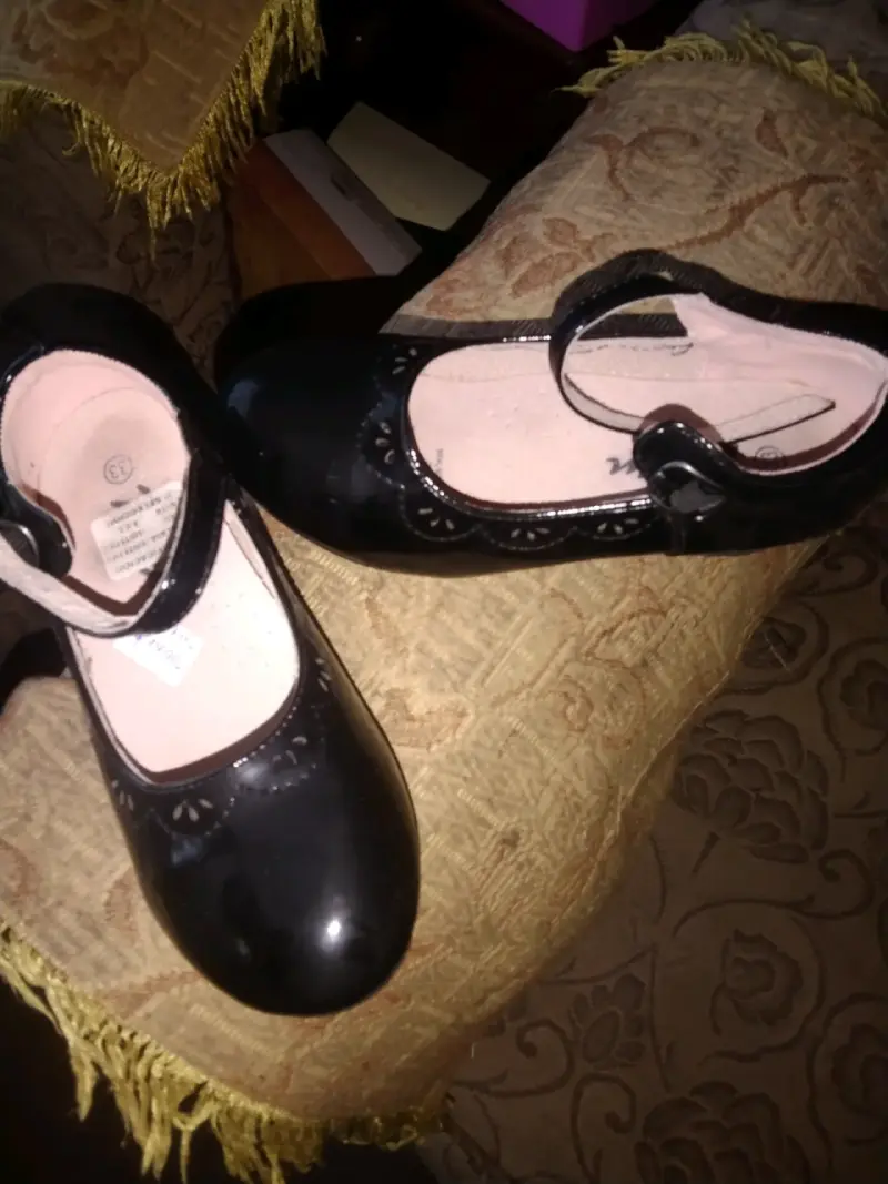 Zapatos de charol negro para niña con diseño floral - 1