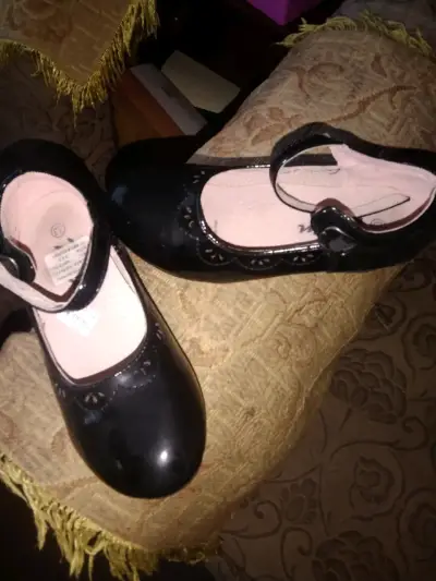 Zapatos de charol negro para niña con diseño floral - miniatura 1