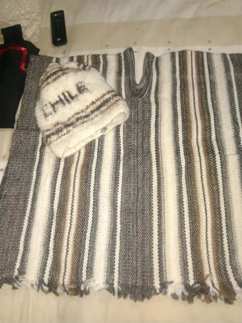 Poncho y gorro de lana con diseño chileno - 1