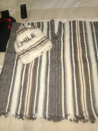 Poncho y gorro de lana con diseño chileno - miniatura 1