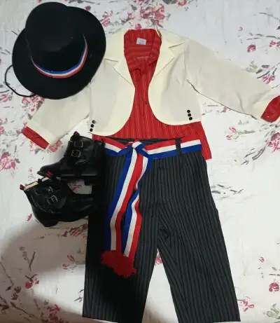 Traje de huaso para niño con sombrero y botas - miniatura 1