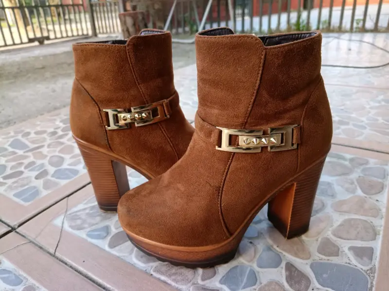 Botines de gamuza marrón con tacón alto - 1