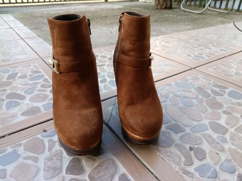 Botines de gamuza marrón con tacón alto - 2