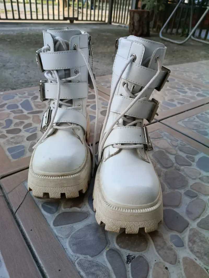 Botas blancas de plataforma con hebillas - 1
