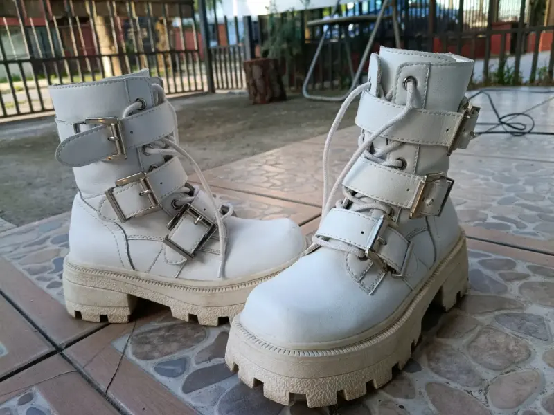 Botas blancas de plataforma con hebillas - 2