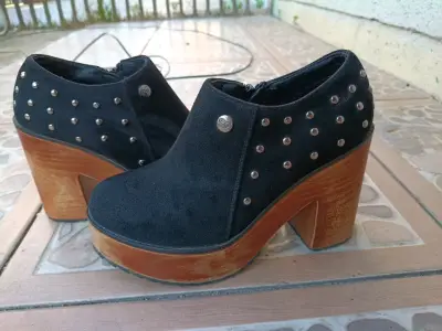 Botines de tacón alto negros con tachas - miniatura 1