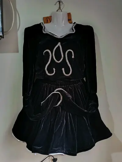 Vestido de Baile Negro con Detalles Brillantes - miniatura 1
