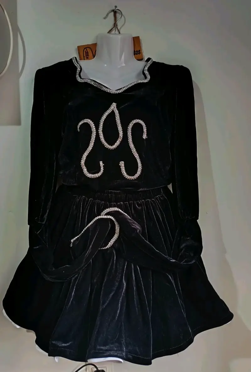 Vestido de Baile Negro con Detalles Brillantes - 2