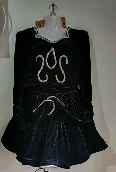 Vestido de Baile Negro con Detalles Brillantes - miniatura 2