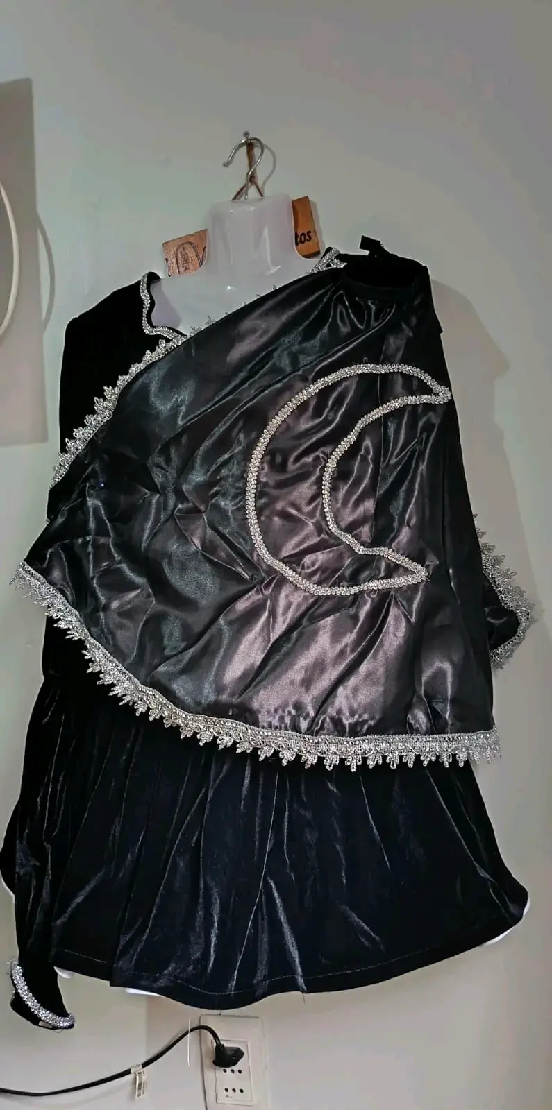 Vestido de Baile Negro con Detalles Brillantes - 3