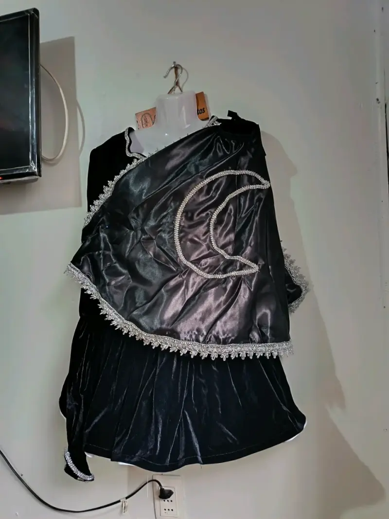 Vestido de Baile Negro con Detalles Brillantes - 4